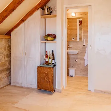 Stone House Luxury בית הארחה